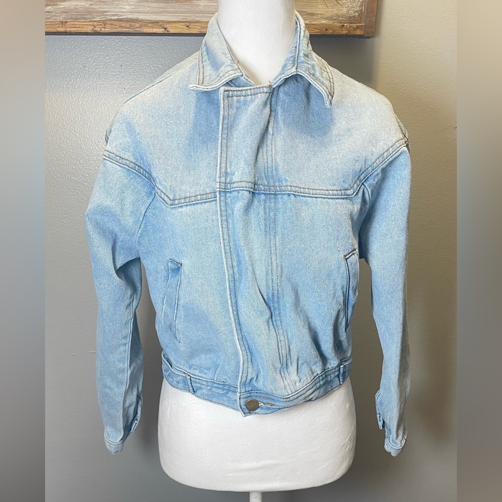 Brandy Melville Women's Cropped Denim Jacket Light Wash Bomber Size Medium